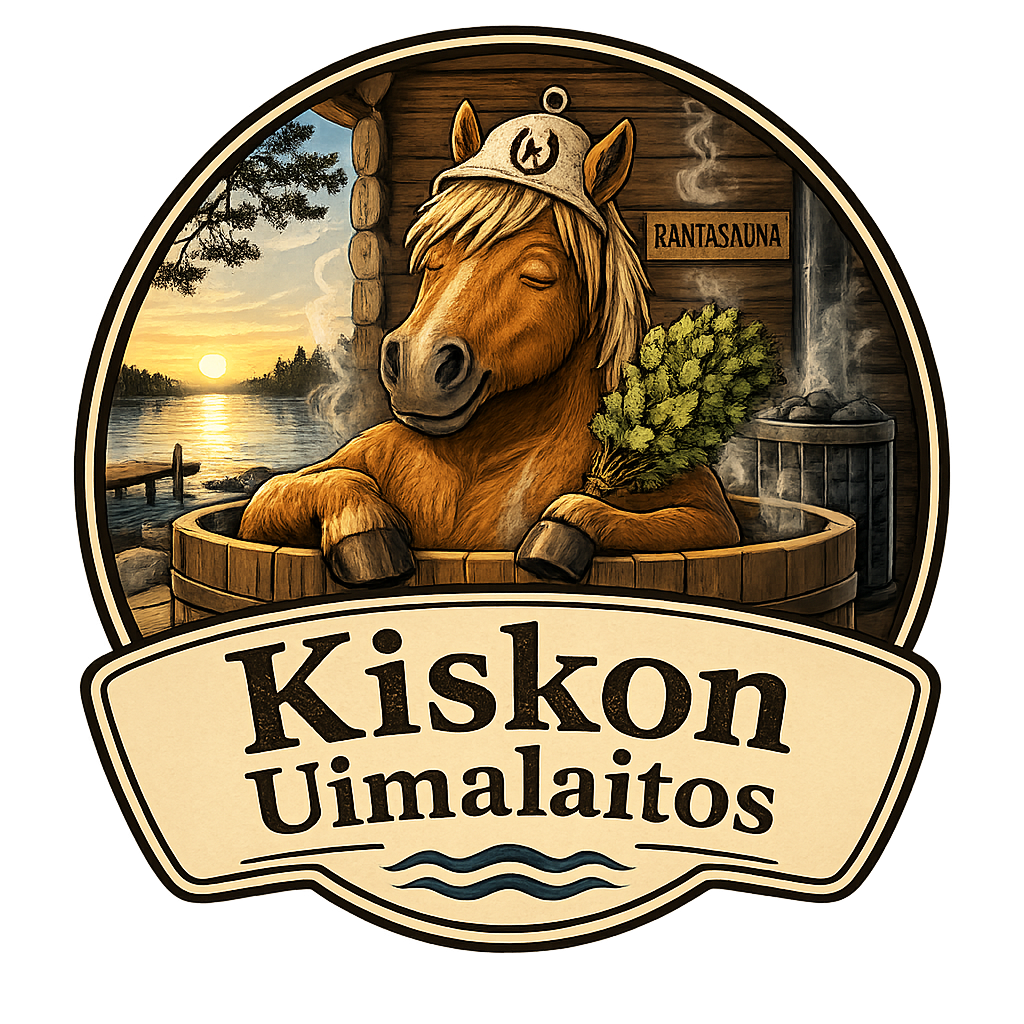 Suomenhevonen saunamaisessa ympäristössä, höyryä ja puinen kyltti, taustalla järvimaisema ja aurinko. Kiskon Uimalaitos logo.
